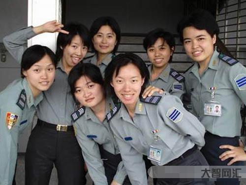 又有不雅照流出!臺媒:臺陸軍女兵私密自拍裸照在網..