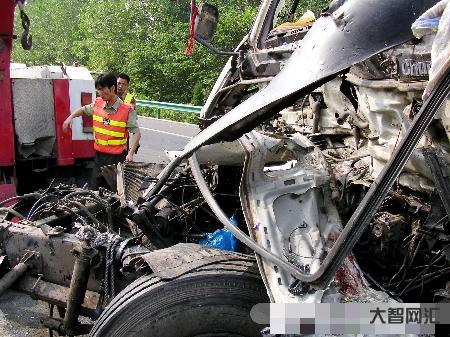 高速上半路車禍怎么辦-高速上出車禍了怎么辦?這才是正確做法，做錯了很危